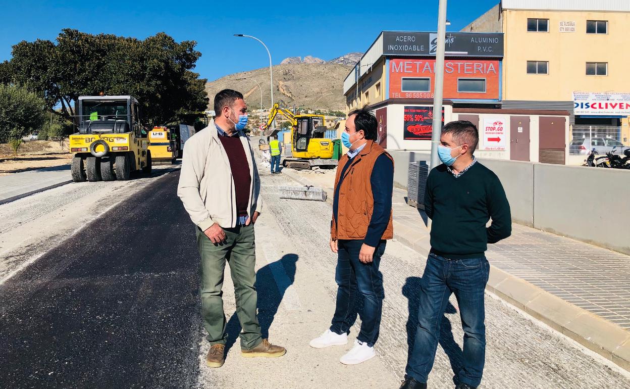 El alcalde de Finestrat visitó la zona actualmente en obras