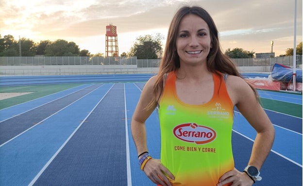 Cristina Mc Knight, con la equipación de Cárnicas Serrano, con la que correrá desde el Maratón de Valencia. 