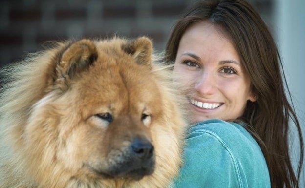 Cristina Mc Knight, con su perro. 