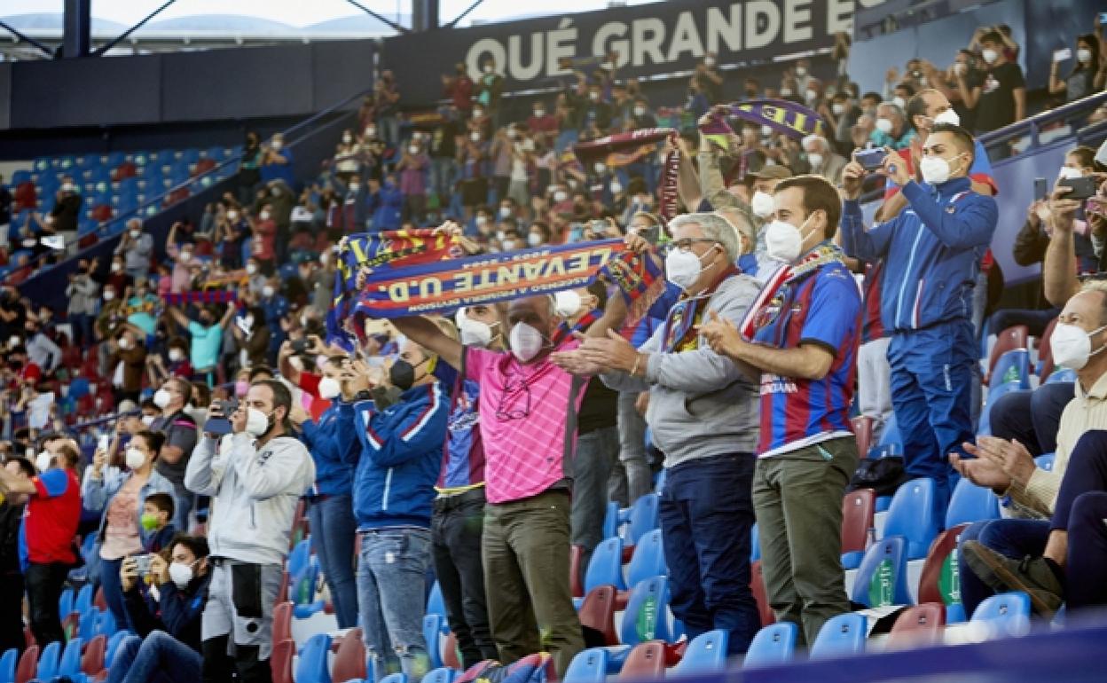 Aficionados del Levante, durante un partido en el Ciutat de València