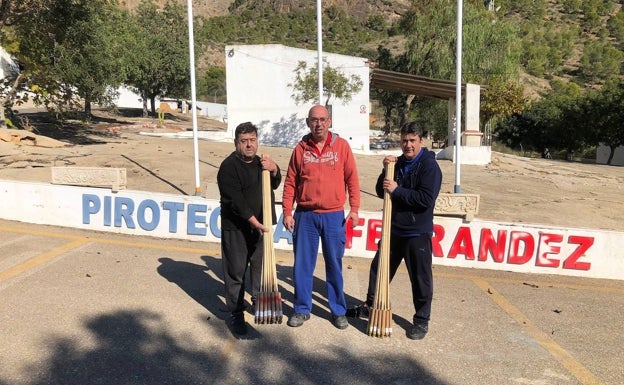 Pirotecnia Ferrández prepara el lanzamiento de la palmera. 