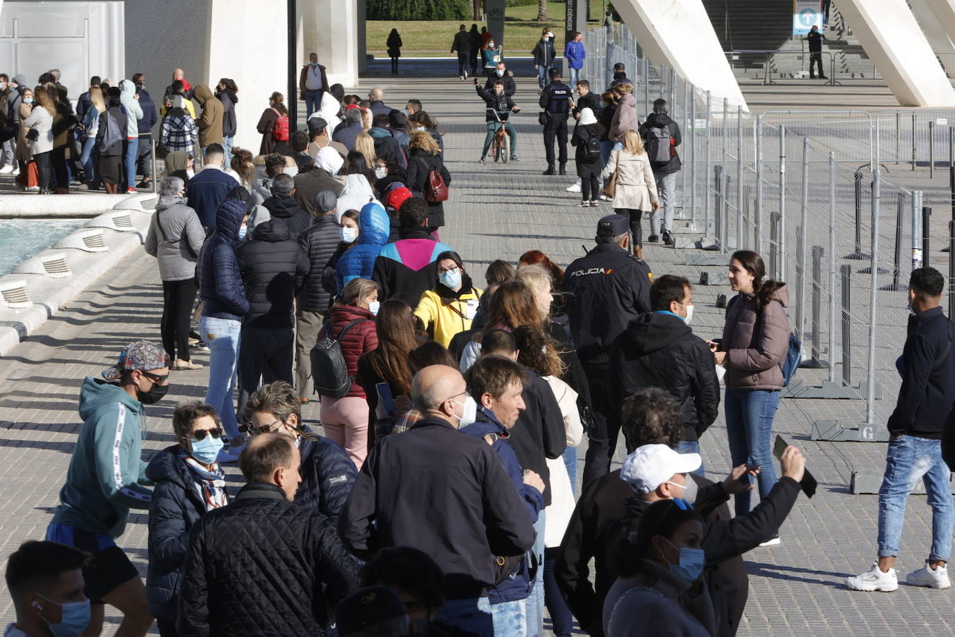 Cientos de personas han hecho cola este viernes por la mañana para vacunarse en el punto de vacunación móvil instalado en la Ciudad de las Artes y las Ciencias con motivo del Maratón Valencia. El interés por obtener el pasaporte Covid para viajar o acceder a negocios hosteleros y las demoras para tener cita en Atención Primaria ha disparado la asistencia. 