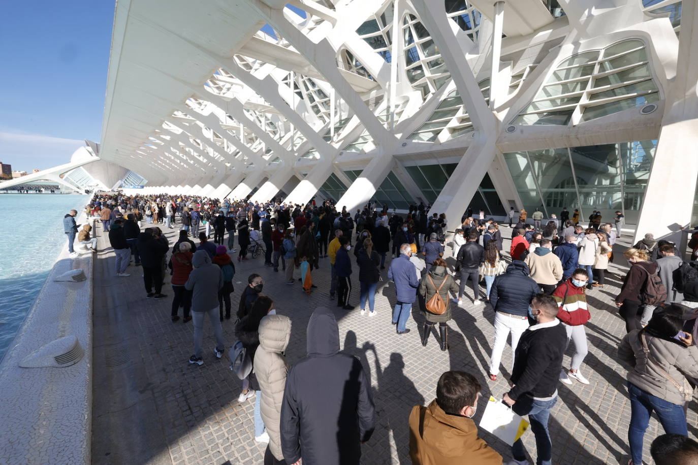 Cientos de personas han hecho cola este viernes por la mañana para vacunarse en el punto de vacunación móvil instalado en la Ciudad de las Artes y las Ciencias con motivo del Maratón Valencia. El interés por obtener el pasaporte Covid para viajar o acceder a negocios hosteleros y las demoras para tener cita en Atención Primaria ha disparado la asistencia. 