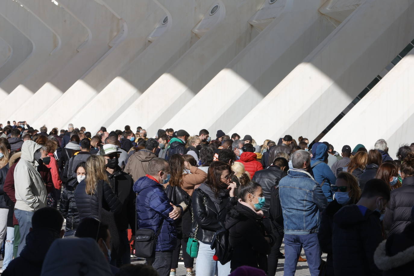 Cientos de personas han hecho cola este viernes por la mañana para vacunarse en el punto de vacunación móvil instalado en la Ciudad de las Artes y las Ciencias con motivo del Maratón Valencia. El interés por obtener el pasaporte Covid para viajar o acceder a negocios hosteleros y las demoras para tener cita en Atención Primaria ha disparado la asistencia. 