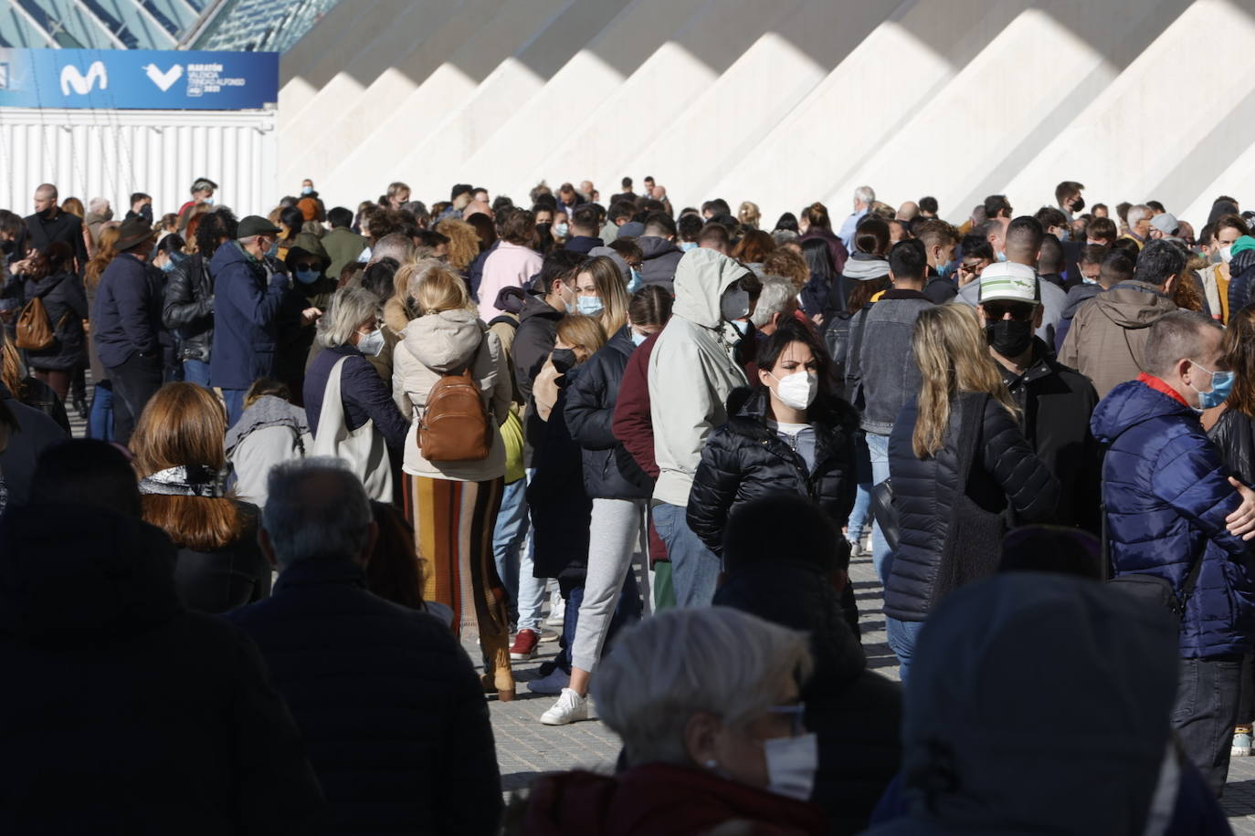 Cientos de personas han hecho cola este viernes por la mañana para vacunarse en el punto de vacunación móvil instalado en la Ciudad de las Artes y las Ciencias con motivo del Maratón Valencia. El interés por obtener el pasaporte Covid para viajar o acceder a negocios hosteleros y las demoras para tener cita en Atención Primaria ha disparado la asistencia. 