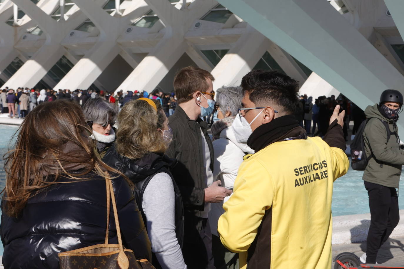 Cientos de personas han hecho cola este viernes por la mañana para vacunarse en el punto de vacunación móvil instalado en la Ciudad de las Artes y las Ciencias con motivo del Maratón Valencia. El interés por obtener el pasaporte Covid para viajar o acceder a negocios hosteleros y las demoras para tener cita en Atención Primaria ha disparado la asistencia. 