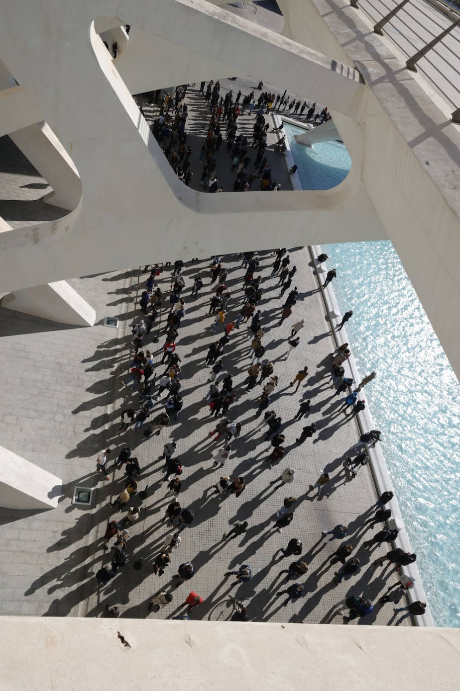 Cientos de personas han hecho cola este viernes por la mañana para vacunarse en el punto de vacunación móvil instalado en la Ciudad de las Artes y las Ciencias con motivo del Maratón Valencia. El interés por obtener el pasaporte Covid para viajar o acceder a negocios hosteleros y las demoras para tener cita en Atención Primaria ha disparado la asistencia. 