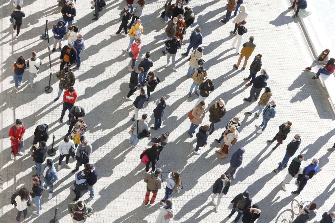 Cientos de personas han hecho cola este viernes por la mañana para vacunarse en el punto de vacunación móvil instalado en la Ciudad de las Artes y las Ciencias con motivo del Maratón Valencia. El interés por obtener el pasaporte Covid para viajar o acceder a negocios hosteleros y las demoras para tener cita en Atención Primaria ha disparado la asistencia. 