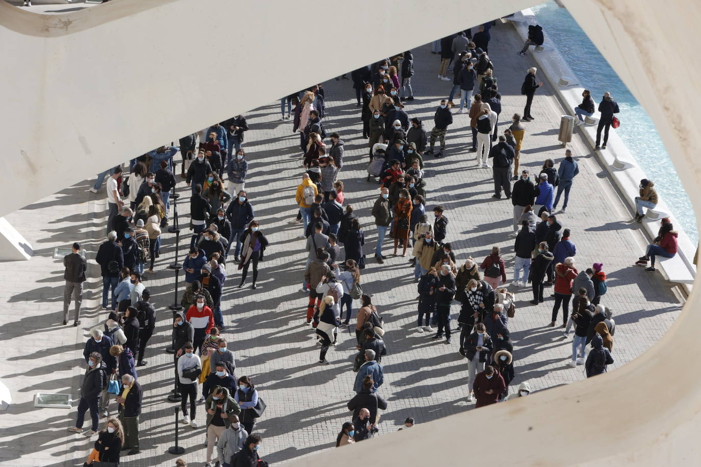 Cientos de personas han hecho cola este viernes por la mañana para vacunarse en el punto de vacunación móvil instalado en la Ciudad de las Artes y las Ciencias con motivo del Maratón Valencia. El interés por obtener el pasaporte Covid para viajar o acceder a negocios hosteleros y las demoras para tener cita en Atención Primaria ha disparado la asistencia. 