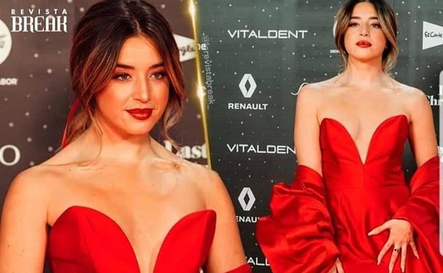 Imagen principal - Arriba, Lola Índigo lleva  un vestido con una capa de tafetán rojo en los premios 40 Principales. A la izquierda, Minerva Portillo con un vestido de tul bordado en cristales. Penélope Guerrero, con un diseño de tercipelo y falda de plumas negras.