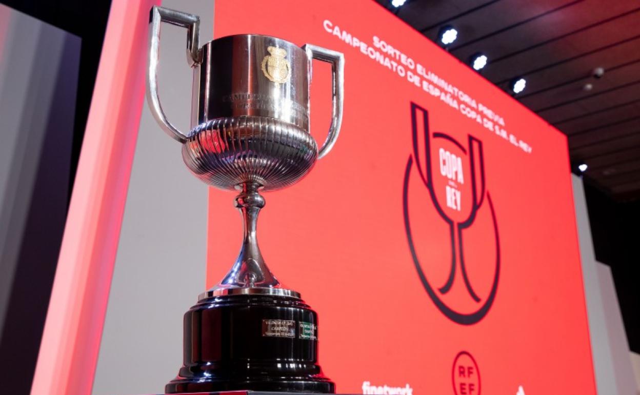 Trofeo de la Copa del Rey expuesto en uno de los sorteos de las rondas previas de la competición. 