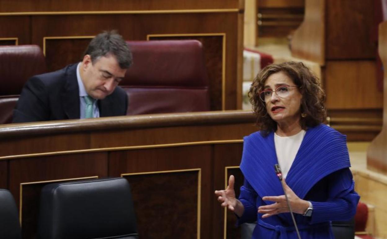 La ministra de Hacienda, María Jesús Montero, en el Congreso. 