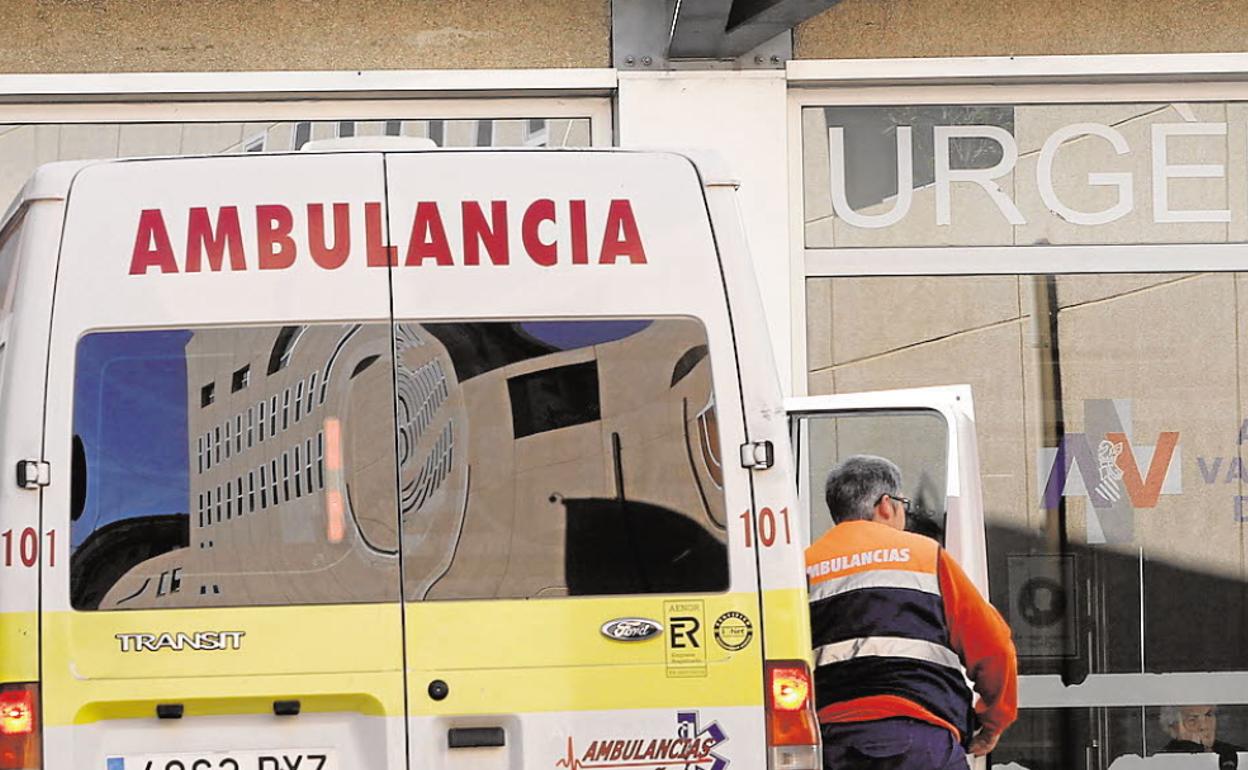 Imagen de archivo de una ambulancia en la puerta de un hospital. 