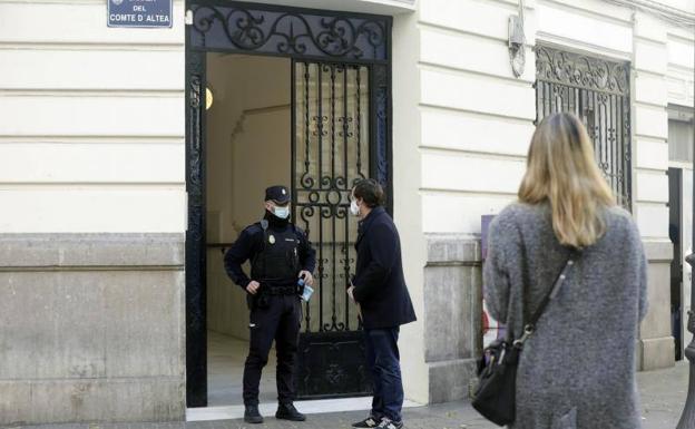 Detenido un abogado por asesinar a su pareja tras caer de un edificio cuando huía de la escena del crimen 