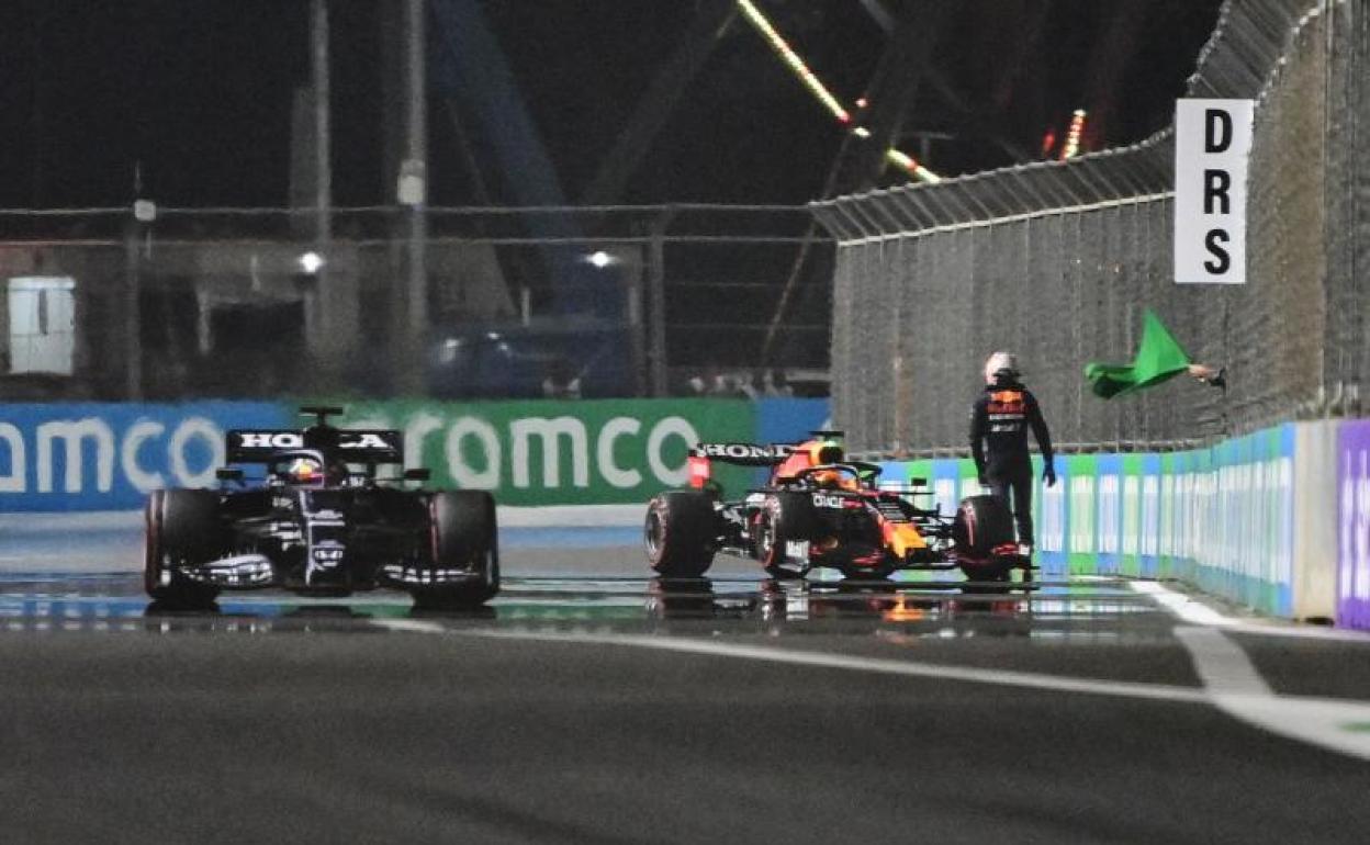 Lewis Hamilton (i) y Max Verstappen, en el circuito de Yeda. 