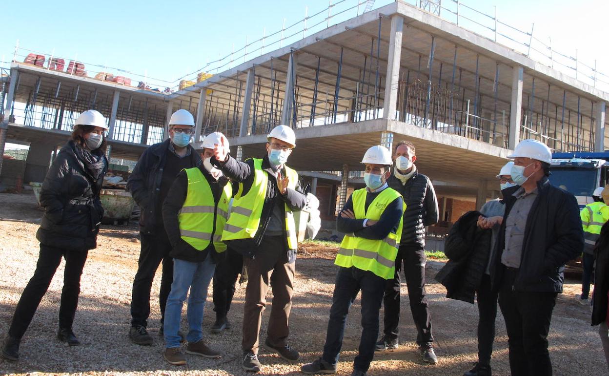 El conseller Marzà durante la visita a las obras de construcción del instituto-escuela de Xaló. 