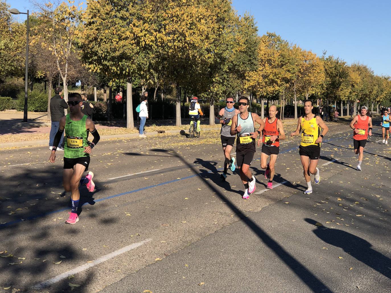 14.000 corredores hacen frente a una dura jornada marcada por las rachas muy fuertes de viento