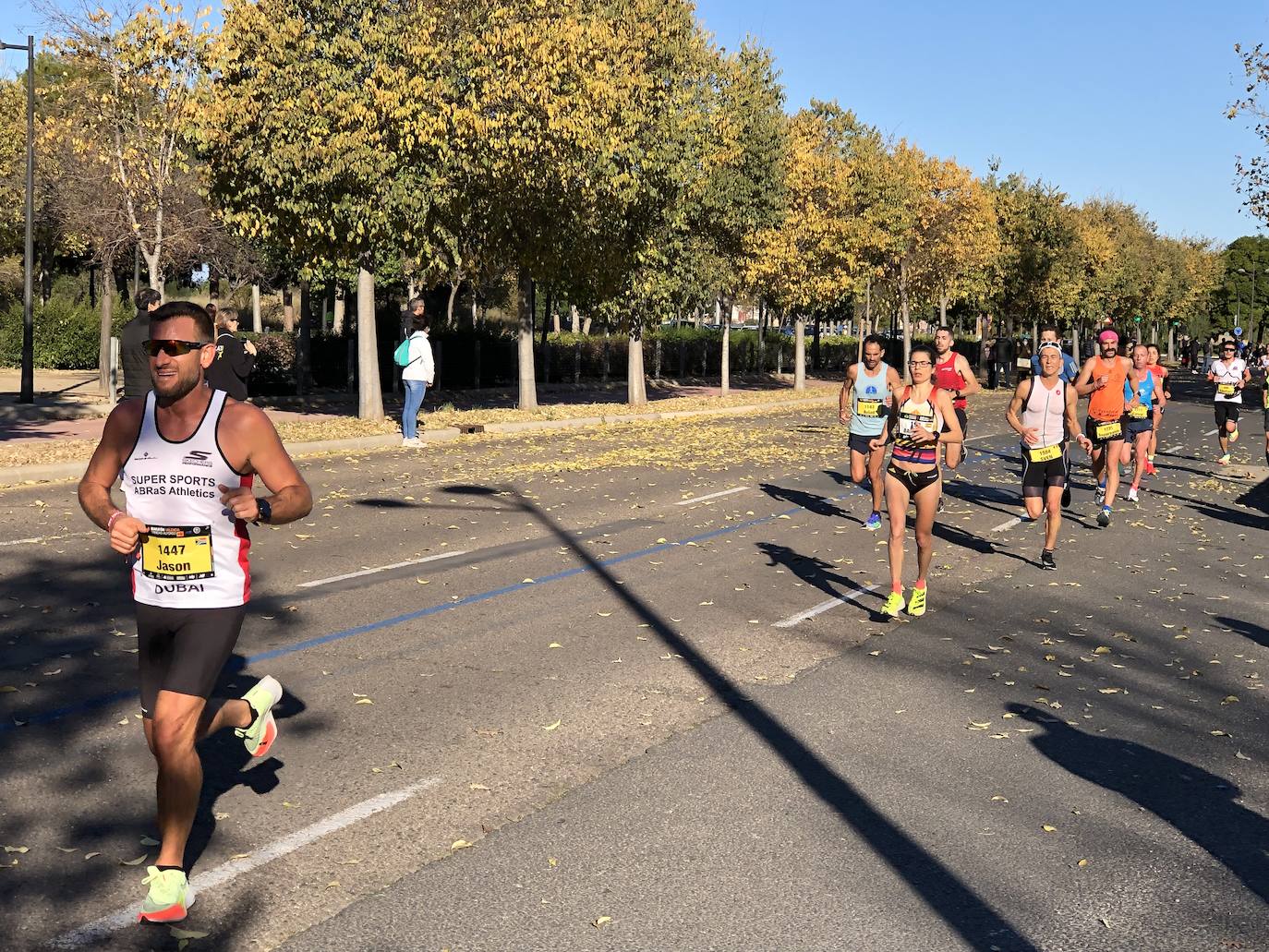 14.000 corredores hacen frente a una dura jornada marcada por las rachas muy fuertes de viento