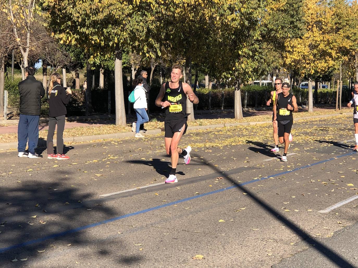 14.000 corredores hacen frente a una dura jornada marcada por las rachas muy fuertes de viento