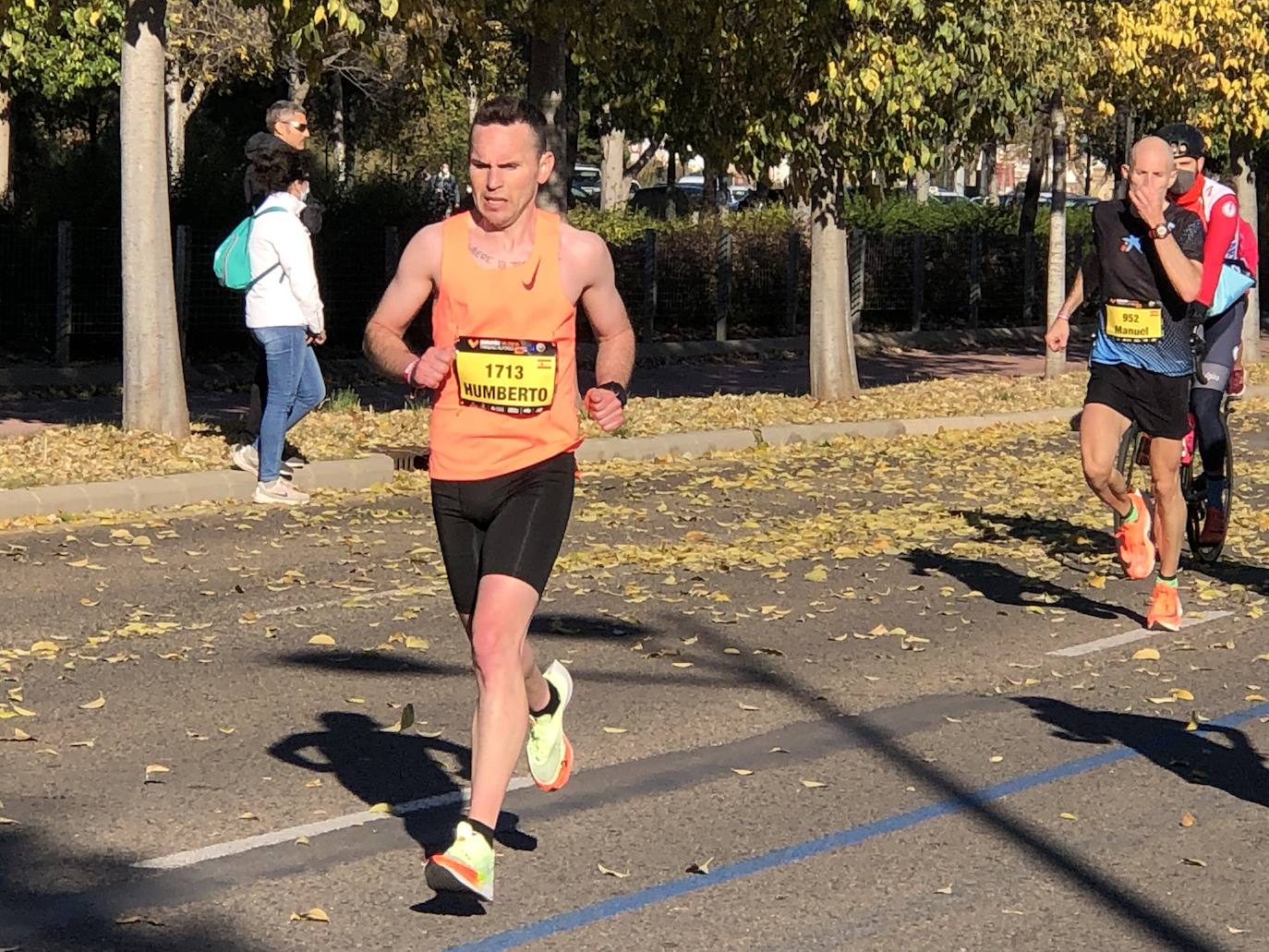 Tras pasar por el centro de la ciudad los participantes llegaban al entorno del Bioparc para comenzar el último tramo de la carrera.