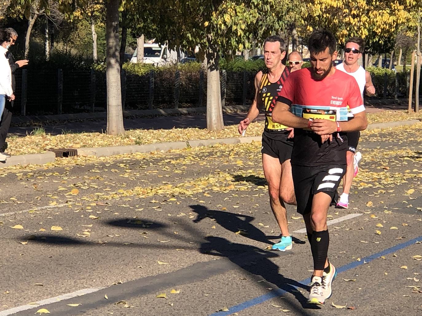 Tras pasar por el centro de la ciudad los participantes llegaban al entorno del Bioparc para comenzar el último tramo de la carrera.