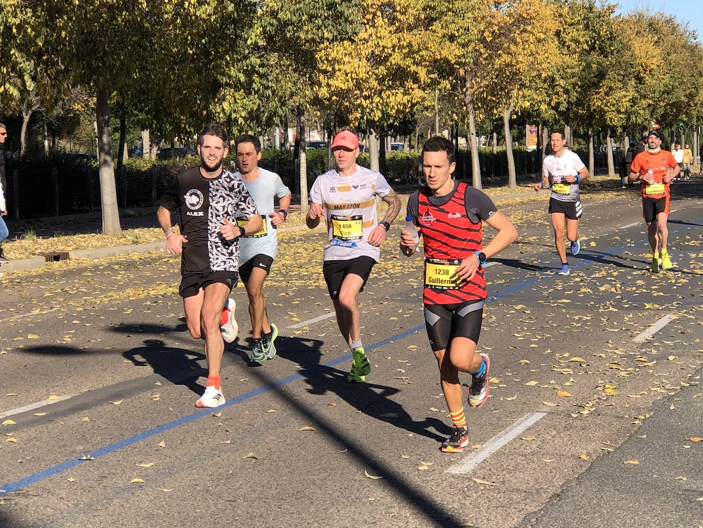 Los corredores encaran el último tramo del recorrido.