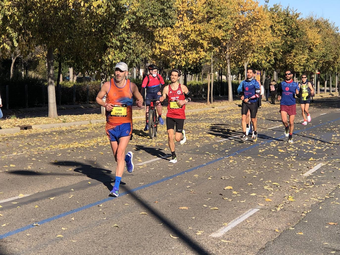 Los corredores encaran el último tramo del recorrido.