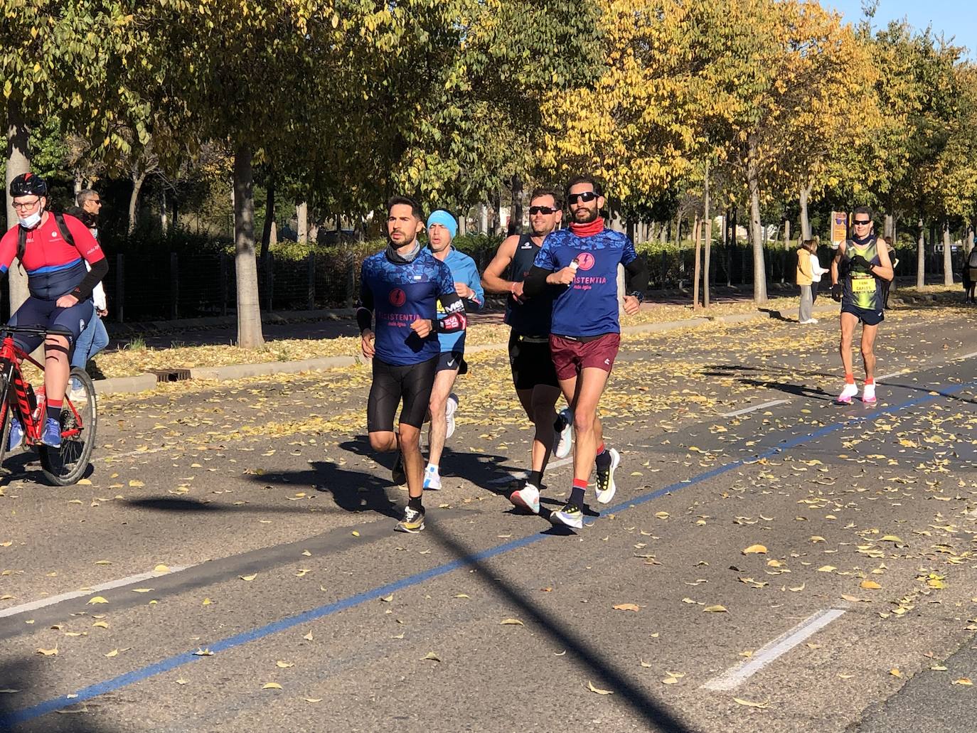 Los corredores encaran el último tramo del recorrido.