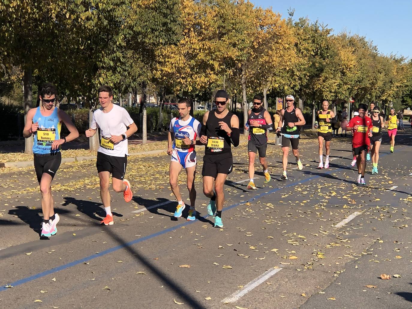 Los corredores encaran el último tramo del recorrido.