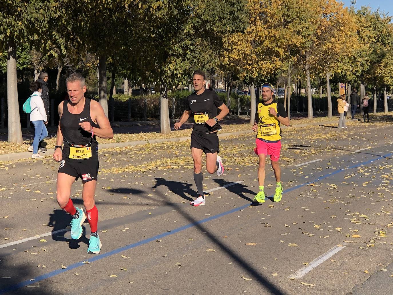 Los corredores encaran el último tramo del recorrido.