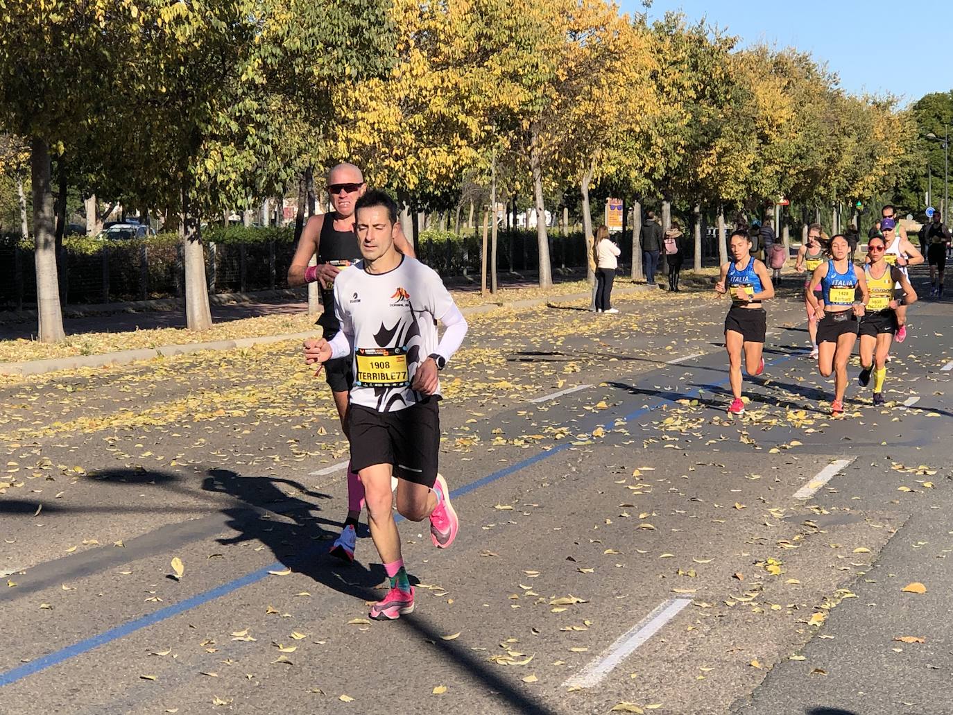 Los corredores encaran el último tramo del recorrido.