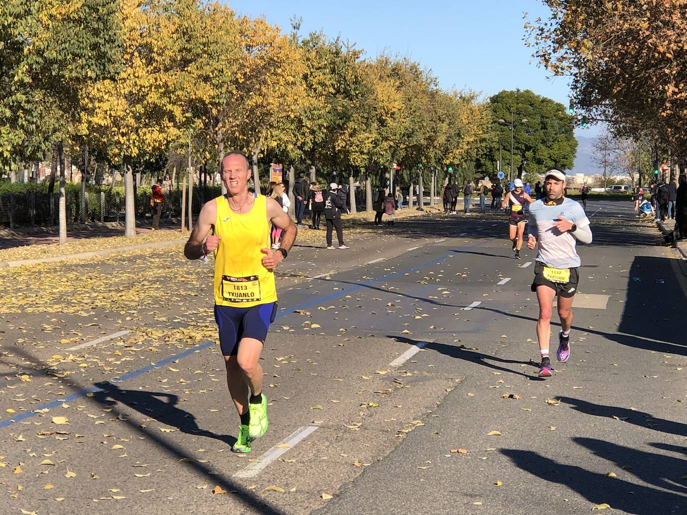 Los corredores encaran el último tramo del recorrido.