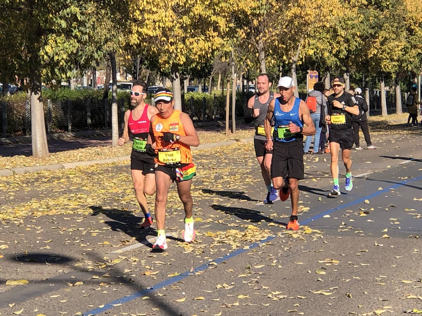 Los corredores encaran el último tramo del recorrido.