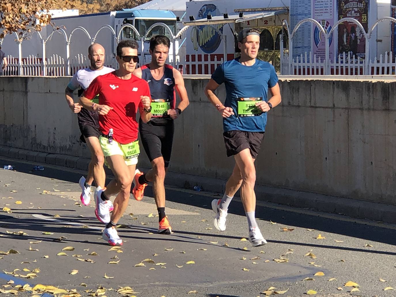 Los corredores encaran el último tramo del recorrido.