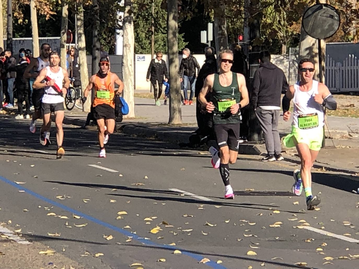 Los corredores encaran el último tramo del recorrido.