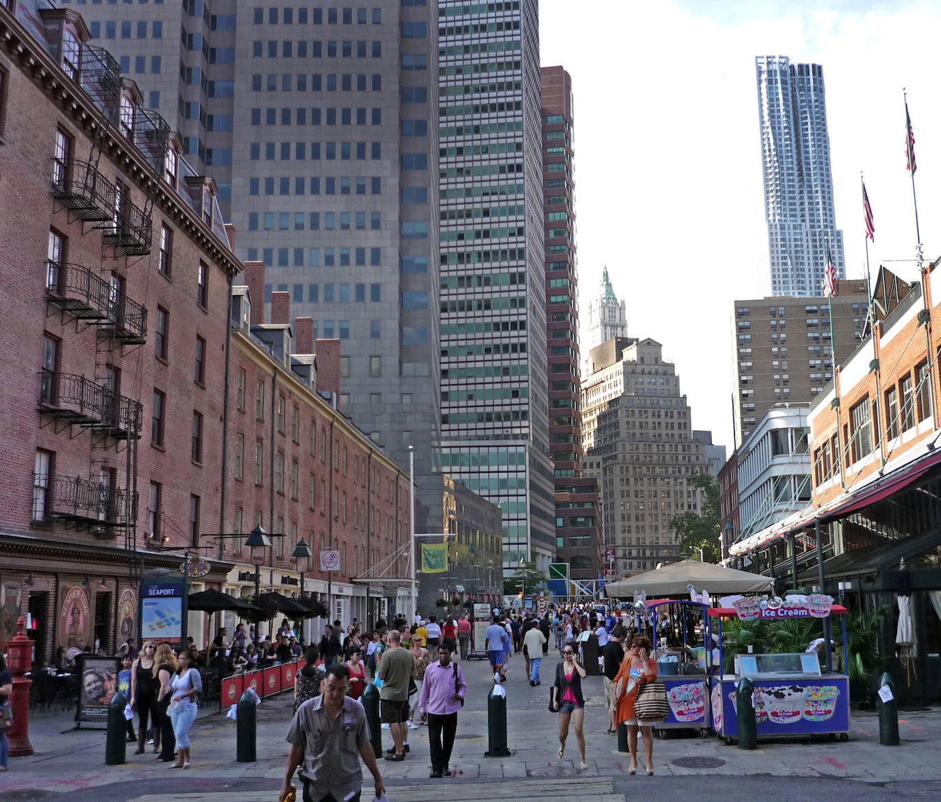 Todos hemos soñado con vivir en Nueva York y pasear por la Quinta Avenida o en tener una casa en París y salir a pasear porVersalles mientras disfrutamos de una crepe. Sus paisajes de película, sus rascacielos, sus rincones únicos y su gastronomía incrementan su valor cultural, histórico y, en ocasiones, su precio. Vivir en algunas ciudades de película es más caro de lo que pensamos. Aquí te dejamos una lista que ha elaborado The Economist con los lugares en los que cuesta un ojo de la cara vivir: 