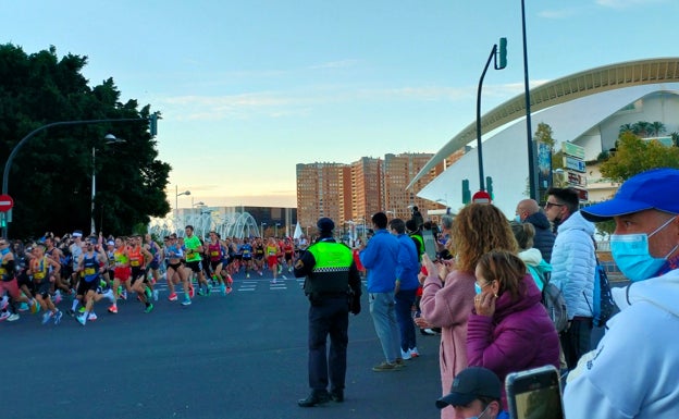 Imagen principal - Segunda oleada de corredores a su salida desde el puente de Monteolivete. 