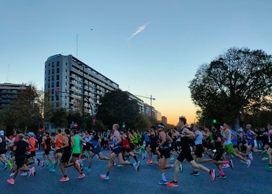 Imagen secundaria 1 - Segunda oleada de corredores a su salida desde el puente de Monteolivete. 