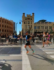 Imagen secundaria 2 - Arriba, corredores a su paso frente a la plaza de Toros. Abajo a la izquierda, unos deportistas pasan frente a la plaza- Abajo a la derecha, la Maratón a su paso frente a la Estación del Norte. 