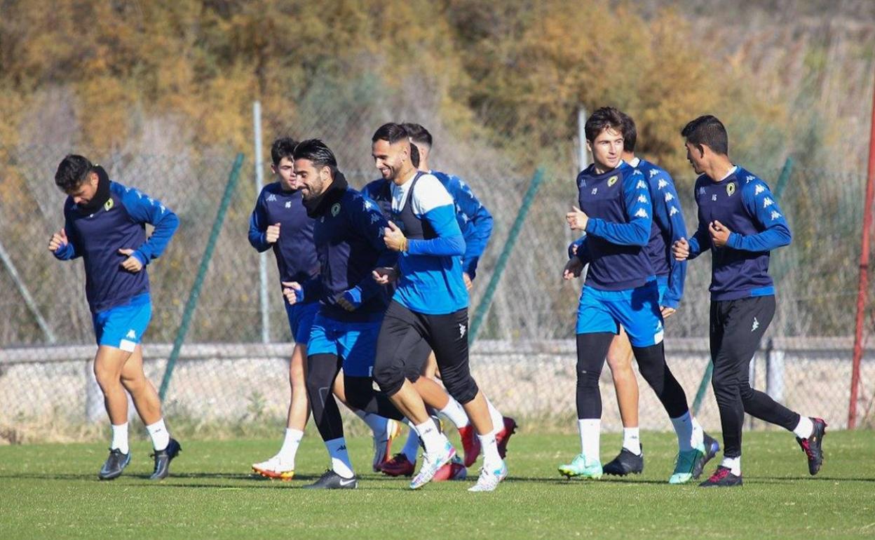 Entrenamiento de la plantilla blanquiazul en el campo de Fontcalent. 