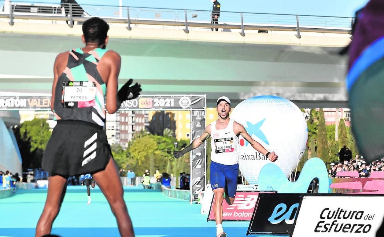 Ben Daoud, dos segundos antes de cruzar la línea de meta del Maratón de Valencia. 