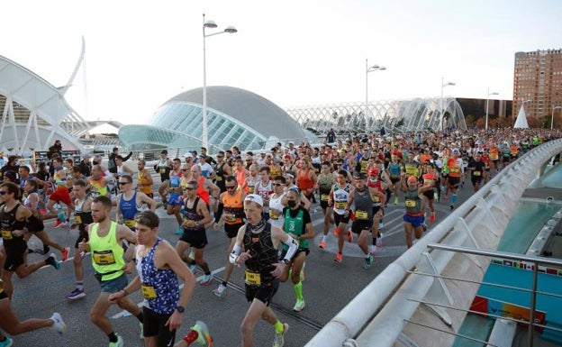 Atletas, a la salida del maratón por el puente de Monteolivete. 