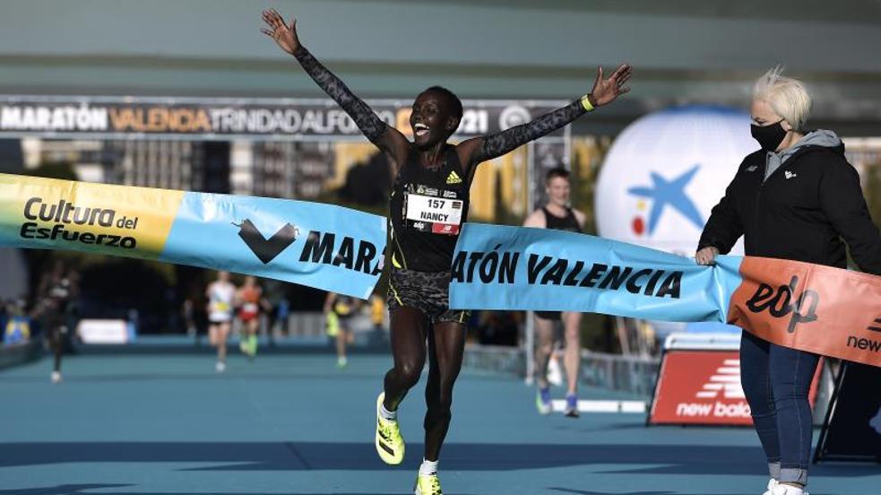 Las estrellas cruzan la línea de meta del Maratón de Valencia