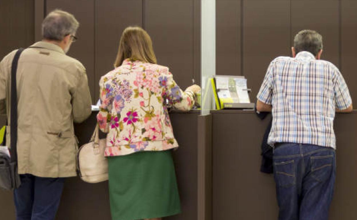 Clientes en una oficina bancaria.