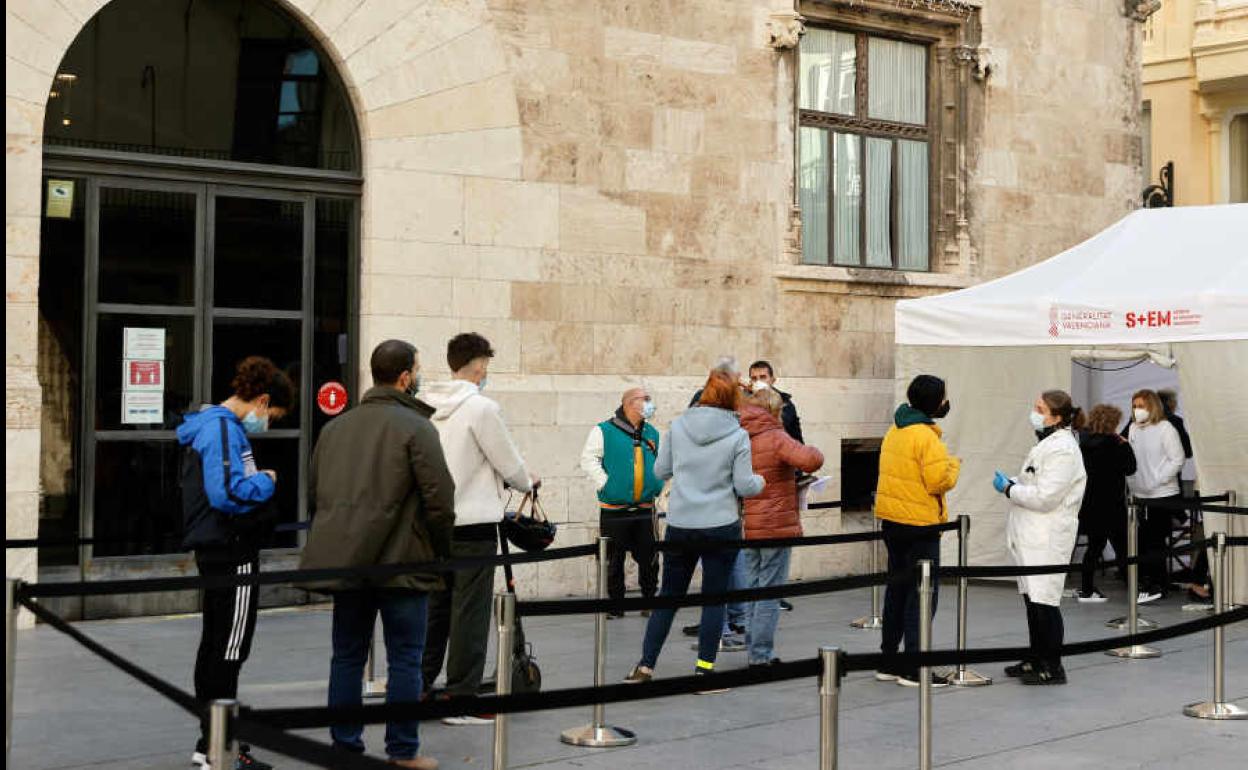 Vacunódromo en la puerta del Palau de la Generalitat.