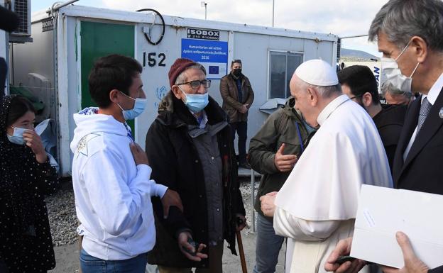 El Papa durante su visita este domingo al campamento de inmigrantes en la isla griega de Lesbos.