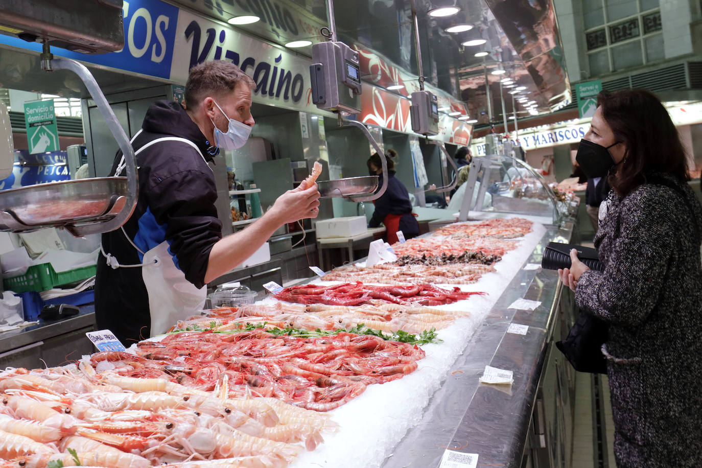 Los puestos del Mercado Central reciben se engalanan para prepararse ante la visita de los consumidores, que adelantan sus compras para las comidas y cenas de Navidad. 