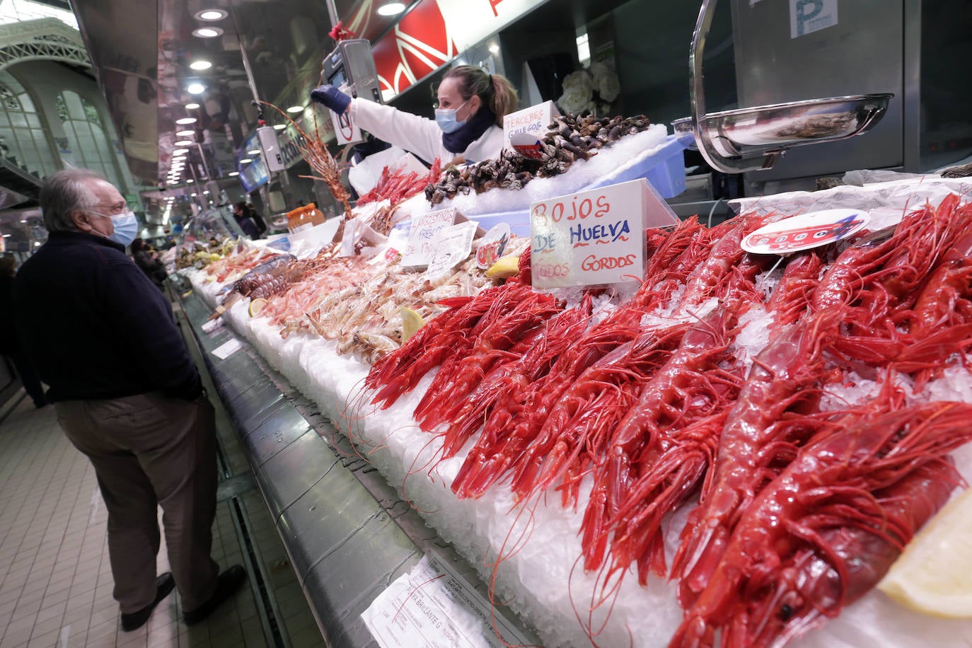 Los puestos del Mercado Central reciben se engalanan para prepararse ante la visita de los consumidores, que adelantan sus compras para las comidas y cenas de Navidad. 