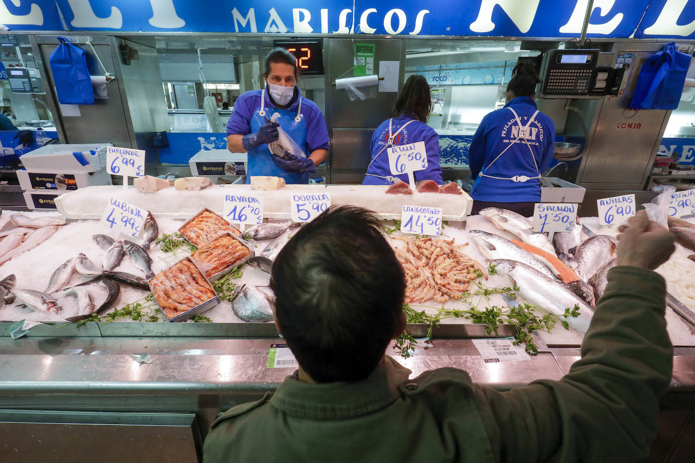 Los puestos del Mercado Central reciben se engalanan para prepararse ante la visita de los consumidores, que adelantan sus compras para las comidas y cenas de Navidad. 