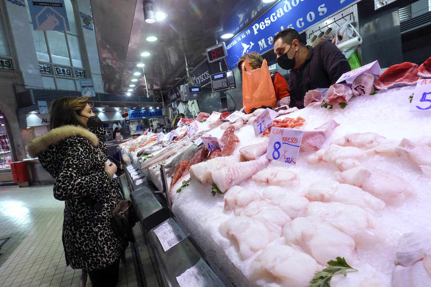 Los puestos del Mercado Central reciben se engalanan para prepararse ante la visita de los consumidores, que adelantan sus compras para las comidas y cenas de Navidad. 